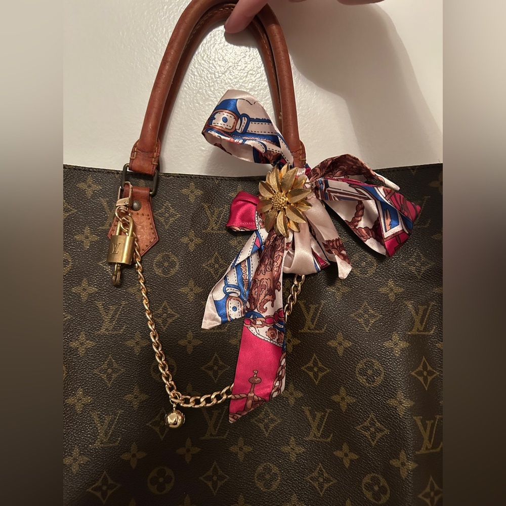 Louis Vuitton Sac Plat tote bag, a classic and versatile "flat bag" design. - Picture 12 of 16